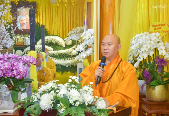 Thượng tọa Thích Minh Bảo đọc điếu văn tưởng niệm của Ban Trị sự Phật giáo Q.4