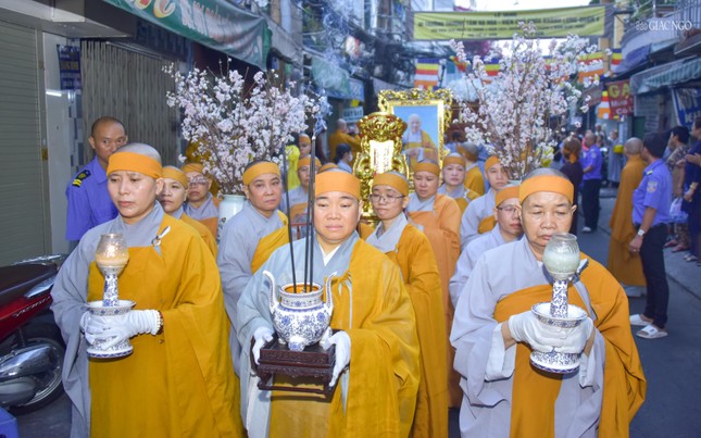 Môn đồ đệ tử cung thỉnh bát hương, y bát, long vị, di ảnh cố Ni trưởng rời Giác linh đường