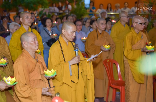Thượng tọa Thích Minh Quang hướng dẫn chư Tăng, Phật tử đảnh lễ Đức Phật