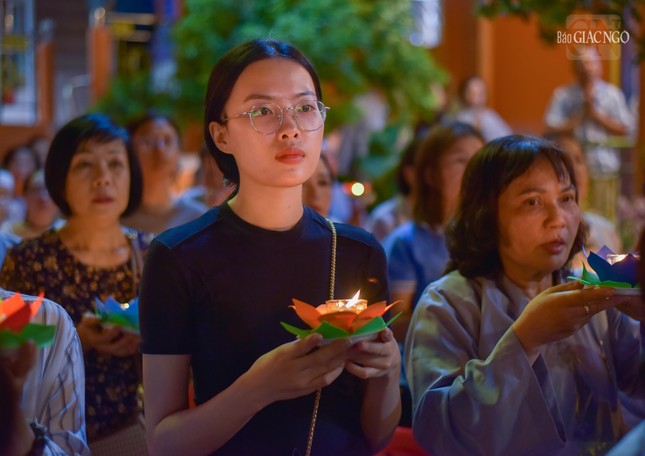 Một bạn trẻ đang tập trung ôn lại lời dạy của Đức Phật