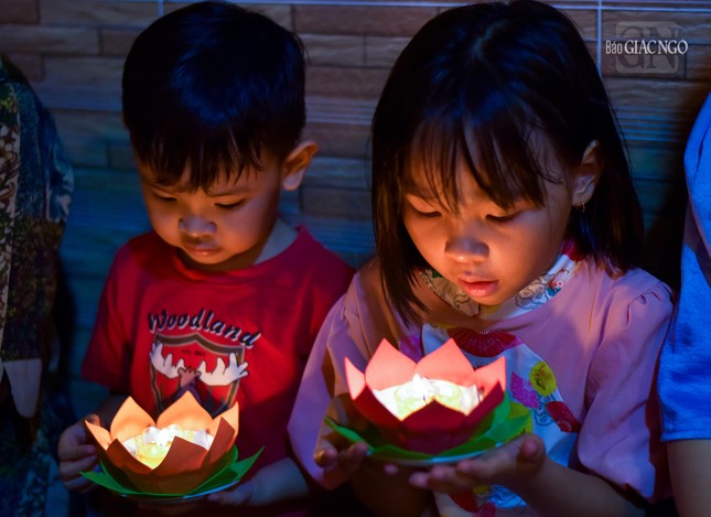 Hai em nhỏ tham dự tưởng niệm