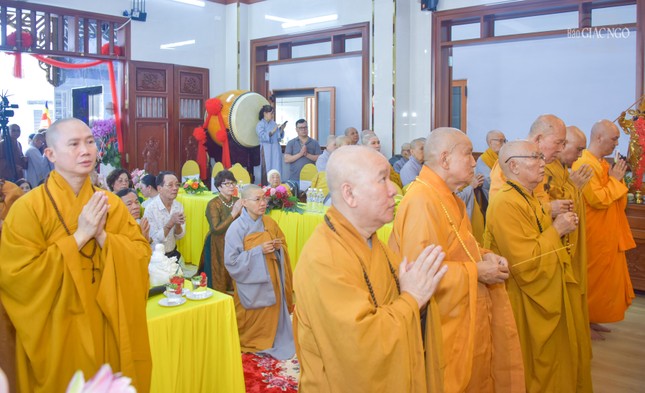 Dâng hương cầu nguyện Dâng hương cầu nguyện