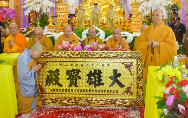 Thượng tọa Thích Minh Bảo, Trưởng ban Trị sự GHPGVN Q.4 tặng quà chúc mừng của Ban Trị sự đến Ni sư trụ trì Thượng tọa Thích Minh Bảo, Trưởng ban Trị sự GHPGVN Q.4 tặng quà chúc mừng của Ban Trị sự đến Ni sư trụ trì