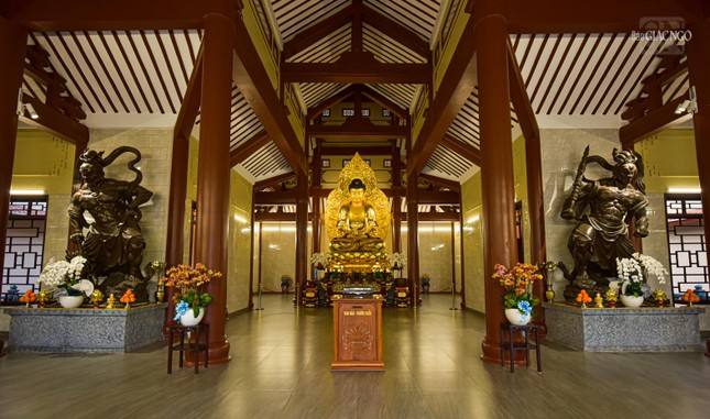 Chánh điện thờ Đức Phật Thích Ca Mâu Ni và các vị hộ pháp