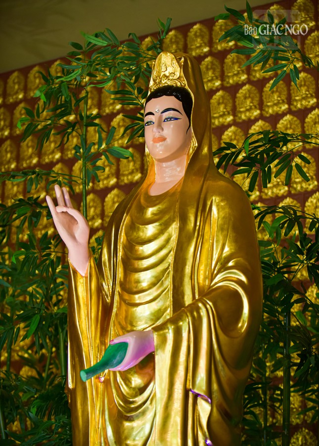 Tôn tượng Bồ-tát Quán Thế Âm được tôn tạo từ trước năm 1975 với chất liệu xi-măng cốt thép, cao hơn 2 mét. Trước đây tượng được an trí trong khuôn viên nghĩa trang chùa Phổ Quang. Sau ngày đất nước thống nhất, khu đất chùa do Bộ Tư lệnh Quân khu 7 tạm thời quản lý và với biến động về dân cư, tượng bị tách khỏi khuôn viên chùa