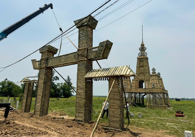 Gấp rút hoàn thành cổng tam quan và tháp Gấp rút hoàn thành cổng tam quan và tháp