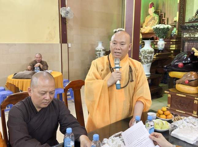Thượng tọa Thích Minh Bảo, Trưởng ban Trị sự GHPGVN Q.4 điều hành phiên họp Thượng tọa Thích Minh Bảo, Trưởng ban Trị sự GHPGVN Q.4 điều hành phiên họp