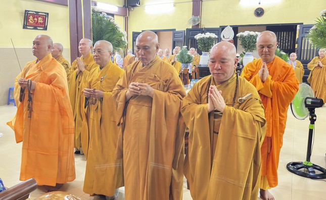 Chư tôn đức niêm hương đảnh lễ Tam bảo Chư tôn đức niêm hương đảnh lễ Tam bảo