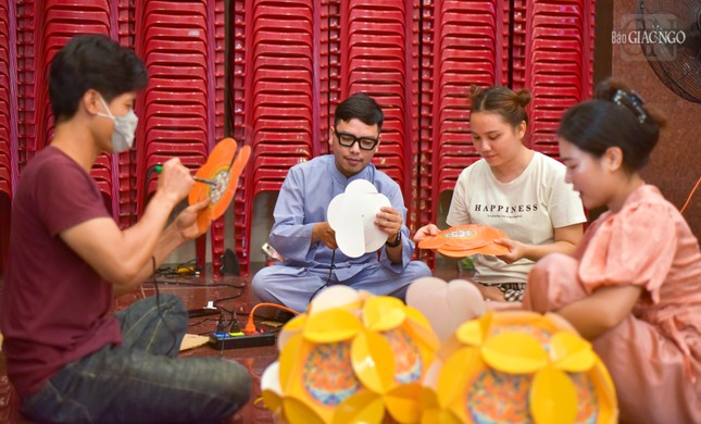 Nhiều bạn trẻ tham gia làm lồng đèn để trang trí Phật đản tại Việt Nam Quốc Tự