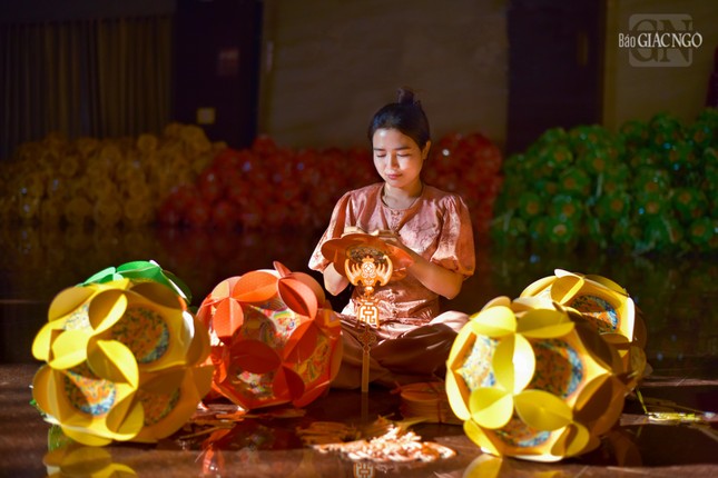 Được biết, các loại lồng đèn này đều được làm bằng tay, do Phật tử chùa Định Thành thiết kế