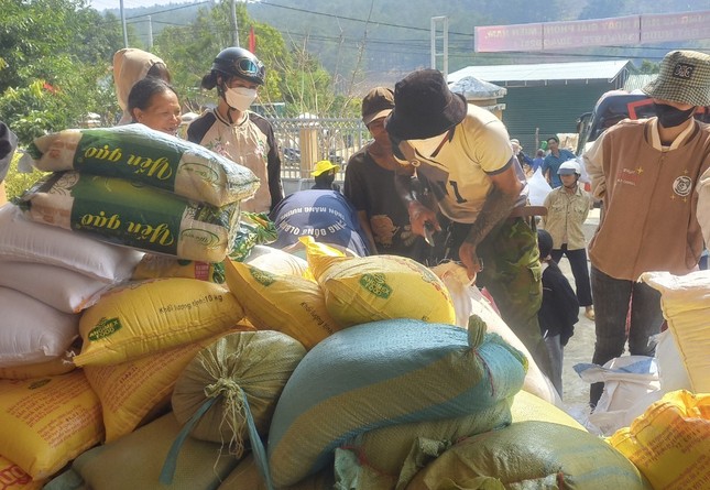 Trao tặng 200 phần quà tại xã Văn Lem, tỉnh Kon Tum