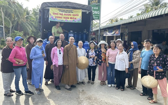 Đoàn Ban Trị sự GHPGVN Q.1 trao nước ngọt đến người dân Đoàn Ban Trị sự GHPGVN Q.1 trao nước ngọt đến người dân