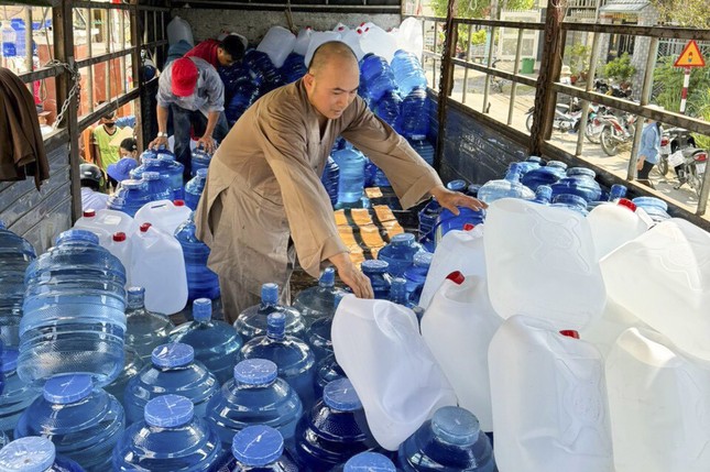 Thượng tọa Thích Tâm Toàn tích cực vận chuyển các bình nước để trao đến người dân tỉnh Long An Thượng tọa Thích Tâm Toàn tích cực vận chuyển các bình nước để trao đến người dân tỉnh Long An