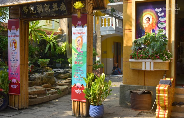 Một góc nhỏ trong Linh Quang tịnh xá với các áp phích chào mừng ngày Đản sinh của Đức Thế Tôn