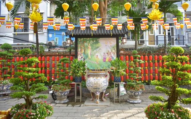 Một tiểu cảnh khác với hình ảnh sự kiện đản sinh của Thái tử Tất-đạt-đa