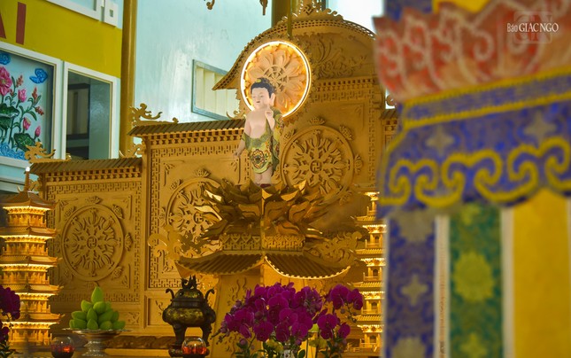 Tôn tượng kim thân Thái tử Tất-đạt-đa đản sinh được tôn trí tại lễ đài chính