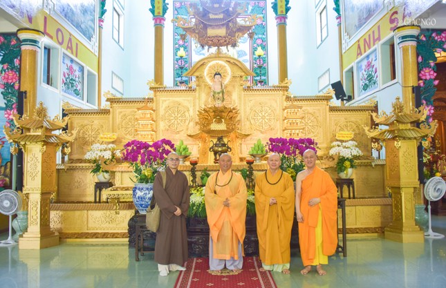 Lễ đài chính của Phật giáo Q.4 được thiết trí tại Linh Quang tịnh xá do Thượng tọa Thích Minh Huệ phụ trách