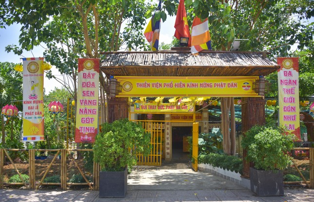 Thiền viện Phổ Hiền tràn ngập pano Kính mừng Đại lễ Phật đản