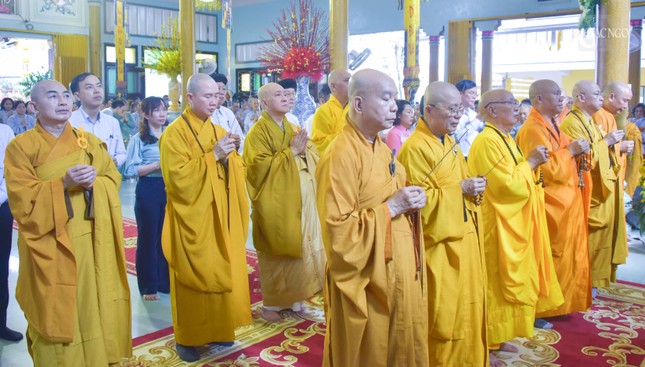 Chư tôn đức dâng hương, đồng tụng thời Sám Khánh đản