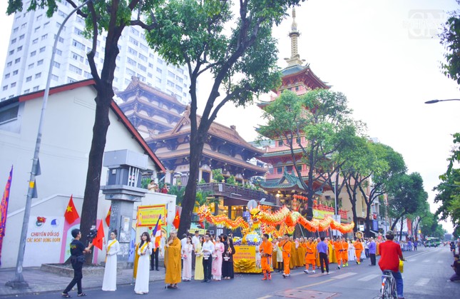 Đoàn rước kiệu Đức Phật từ chùa Long Bửu về Linh Quang tịnh xá