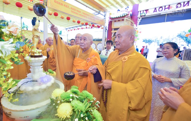 Chư tôn đức thực hiện nghi thức Tắm Phật