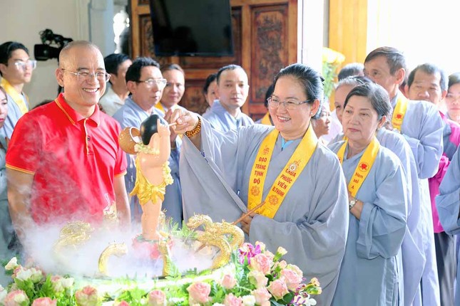 Niềm hoan hỷ của Phật tử khi thực hiện nghi thức Tắm Phật