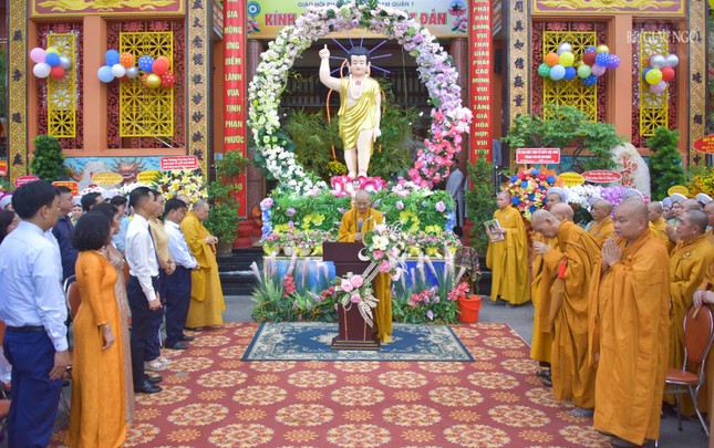 Đại chúng lắng nghe Trưởng lão Hòa thượng Thích Thanh Hùng đọc Thông điệp Đại lễ Phật đản Phật lịch 2568