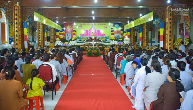 Đông đảo Tăng Ni, Phật tử về tham dự