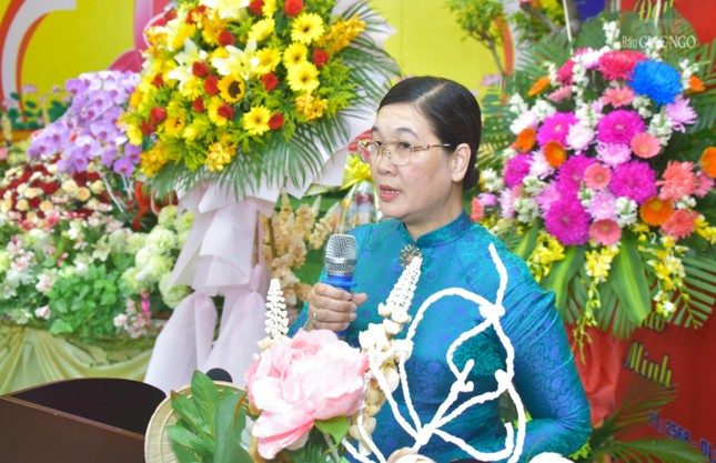 Bà Hoàng Thị Tố Nga phát biểu chúc mừng