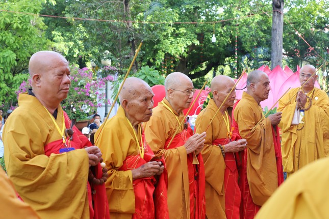 Chư tôn đức niêm hương bạch Phật Chư tôn đức niêm hương bạch Phật