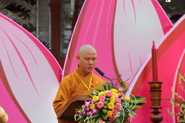 Đại đức Thích Nguyên Minh phát biểu cảm tạ Đại đức Thích Nguyên Minh phát biểu cảm tạ