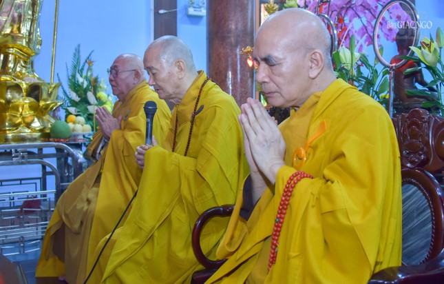 Trưởng lão Hòa thượng Thích Thanh Hùng hướng dẫn đại chúng thực hiện nghi thức sám hối