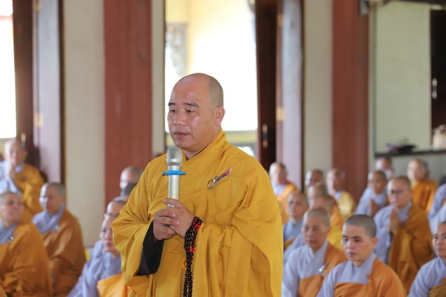 Đại đức Thích Quảng Phục thay mặt đại chúng cung thỉnh Ban Chức sự trường hạ Đại đức Thích Quảng Phục thay mặt đại chúng cung thỉnh Ban Chức sự trường hạ