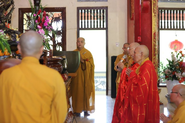 Chư vị Hòa thượng hướng dẫn các hành giả niêm hương, đảnh lễ Tam bảo Chư vị Hòa thượng hướng dẫn các hành giả niêm hương, đảnh lễ Tam bảo