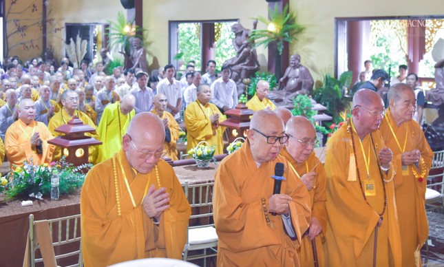 Dâng hương tưởng niệm Hòa thượng Thích Quảng Tâm, viện chủ tu viện Vĩnh Đức