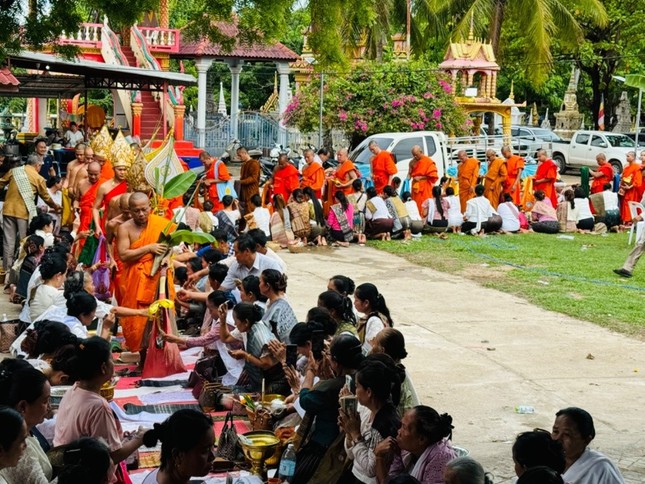 Đặt bát cúng dường