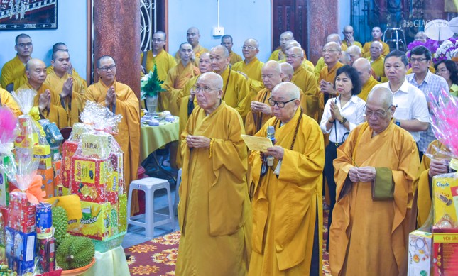 Chư tôn đức dâng hương tưởng niệm