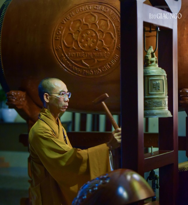 Đại chúng thực hành thời khóa ngồi thiền và tụng Lăng nghiêm...