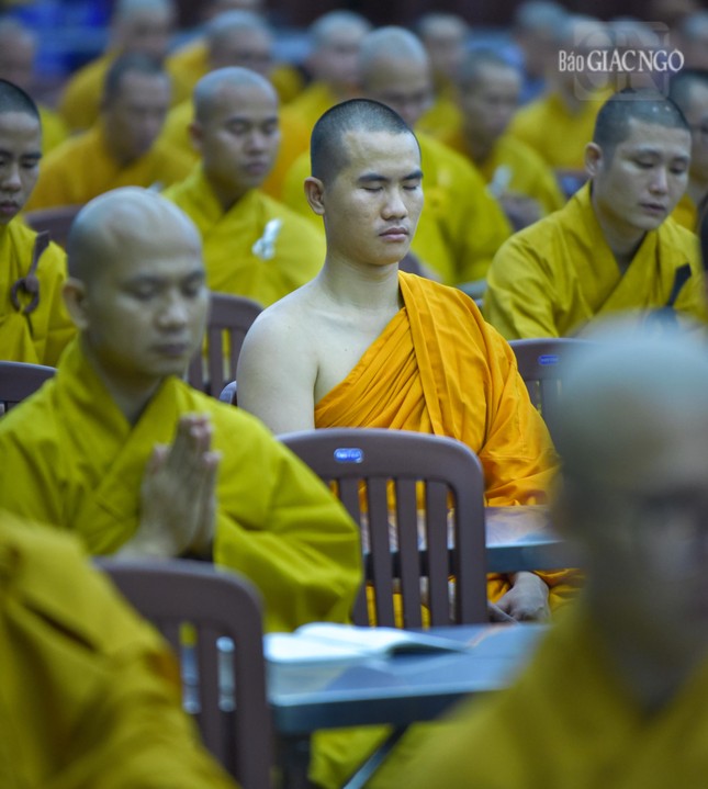 Bên cạnh việc tụng kinh thì đại chúng cũng thực hành ngồi thiền vào 2 thời sáng và tối