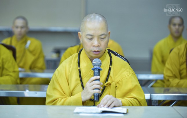 Các hành giả cùng nhau đọc tụng những lời kinh quý báu mà Đức Phật đã để lại cho hàng hậu học...