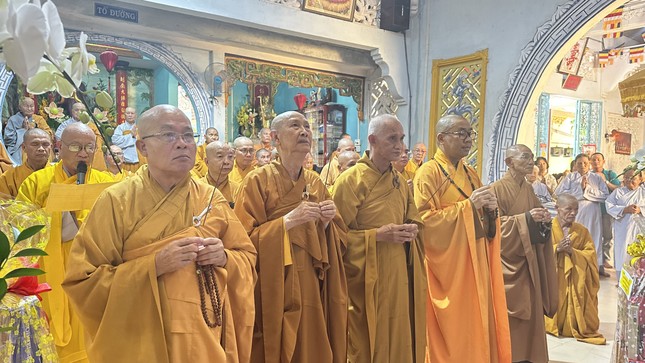 Chư tôn đức dâng hương tưởng niệm Hòa thượng Thích Minh Hiện Chư tôn đức dâng hương tưởng niệm Hòa thượng Thích Minh Hiện