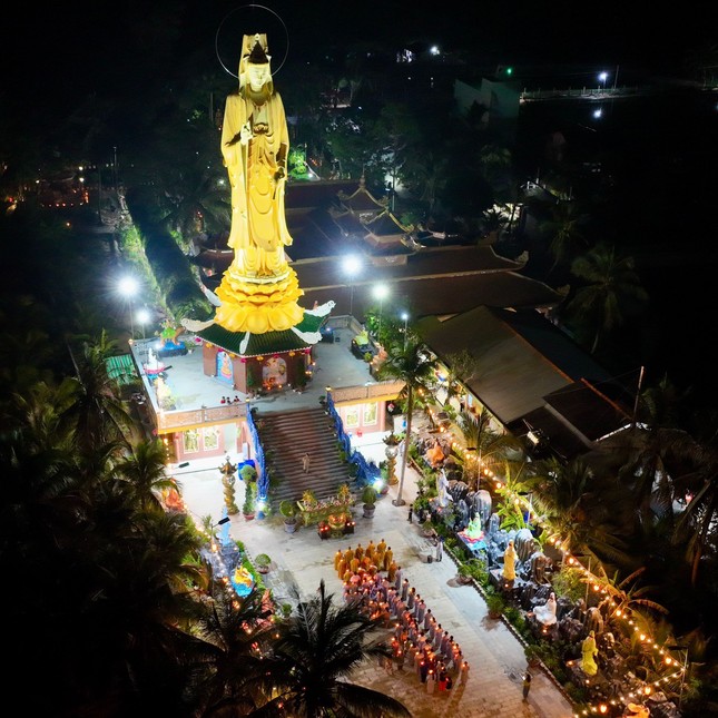Tôn tượng Bồ-tát Quan Thế Âm tại chùa Kim Thiền Tôn tượng Bồ-tát Quan Thế Âm tại chùa Kim Thiền