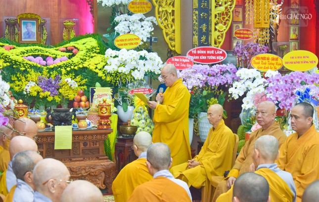 Hòa thượng Thích Tắc Huê cung tuyên tiểu sử cố Ni trưởng