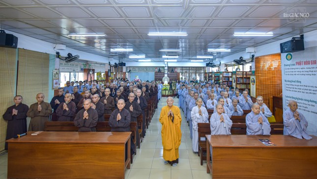 Chụp ảnh lưu niệm cùng các hành giả Chụp ảnh lưu niệm cùng các hành giả