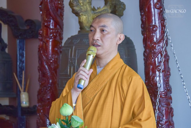 Thượng tọa Thích Hoằng Ninh, Trưởng ban Trị sự, Trưởng ban Tổ chức khóa An cư kiết hạ Phật giáo Q.7 cảm tạ đoàn đến thăm