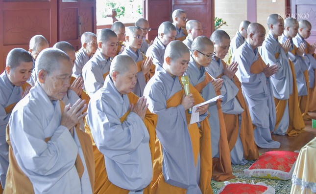 Sư cô Thích nữ Trung Quang báo cáo tình hình tu học của các hành giả