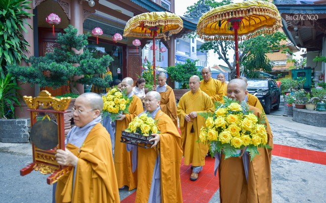 Đoàn 6 - Ban Trị sự GHPGVN TP.HCM do Thượng tọa Thích Quang Thạnh làm trưởng đoàn đến thăm các trường hạ tại các các quận 4, 7, 8 và H.Nhà Bè