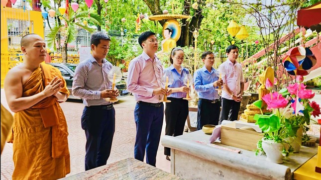 Đoàn Ban Tôn giáo TP.Đà Nẵng dâng hương Tam bảo Đoàn Ban Tôn giáo TP.Đà Nẵng dâng hương Tam bảo