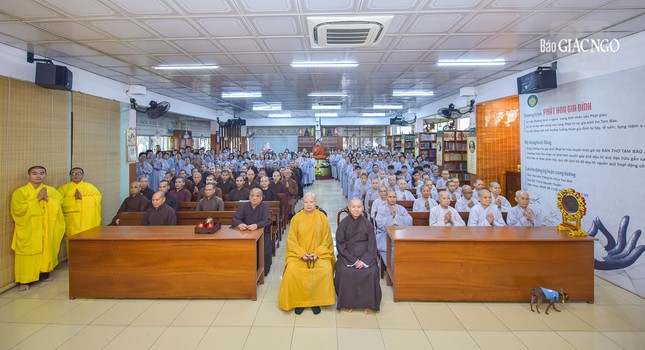 Chụp hình lưu niệm cùng các hành giả