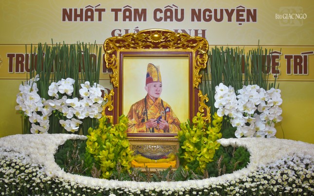 Di ảnh Hòa thượng Thích Huệ Trí tại Giác linh đường